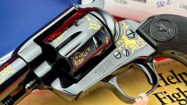 CUSTOM-SHOP-2011-Colt-SAA-45LC-Royal-Blue-175TH-FACTORY-GOLD-ENGRAVED_cylinder_Detail