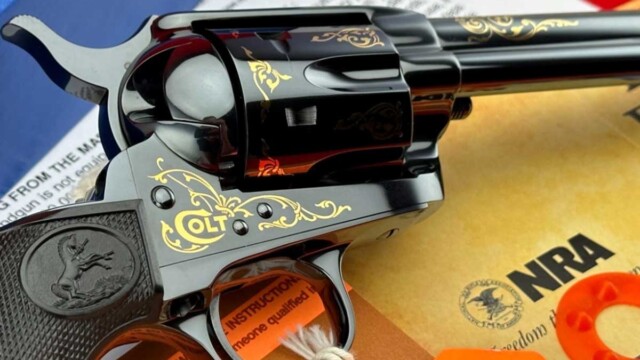 CUSTOM-SHOP-2011-Colt-SAA-45LC-Royal-Blue-175TH-FACTORY-GOLD-ENGRAVED_cylinder_barrel_Detail