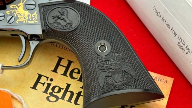 CUSTOM-SHOP-2011-Colt-SAA-45LC-Royal-Blue-175TH-FACTORY-GOLD-ENGRAVED_left_side_grip_Detail