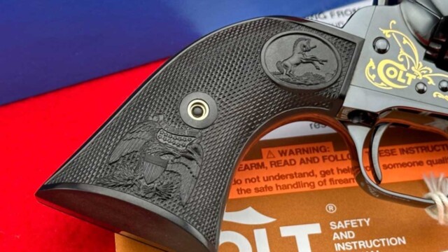 CUSTOM-SHOP-2011-Colt-SAA-45LC-Royal-Blue-175TH-FACTORY-GOLD-ENGRAVED_right_side_grip_Detail