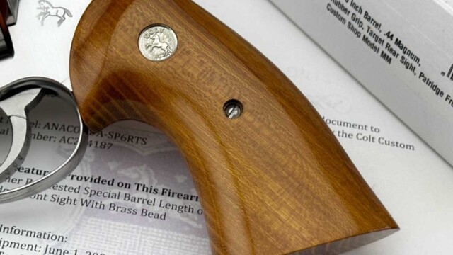 Colt-Anaconda-5'-44-Mag_CUSTOM_SHOP_grip_detail