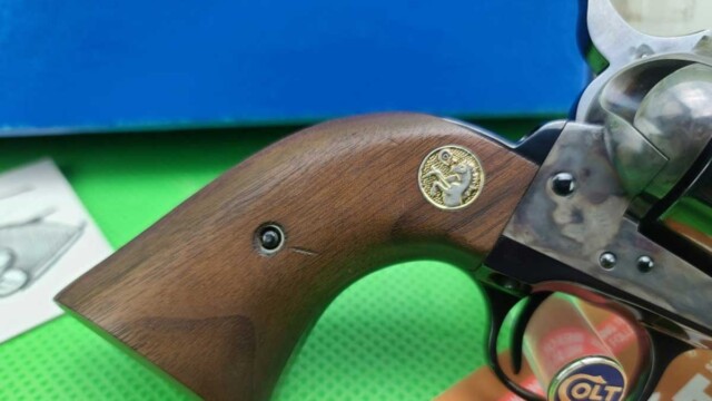 Colt-SAA-SINGLE-ACTION-ARMY-45-LC-CUSTOM-SHOP_grip_detail