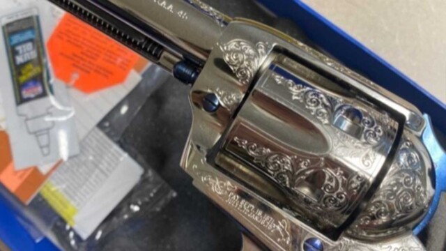 Colt-Single-Action-Army-Custom-4.75'-Nickel-w--Fire-Blue-Parts-Giraffe-Bone_cylinder_engraving_detail