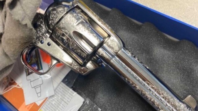 Colt-Single-Action-Army-Custom-4.75'-Nickel-w--Fire-Blue-Parts-Giraffe-Bone_engraving_detail