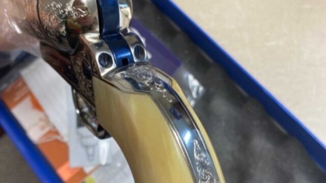 Colt-Single-Action-Army-Custom-4.75'-Nickel-w--Fire-Blue-Parts-Giraffe-Bone_grip_detail_2