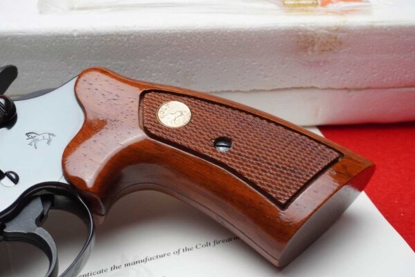 Colt-Boa-680-of-1000-In-Box-Lettered-Collector_grip-detail